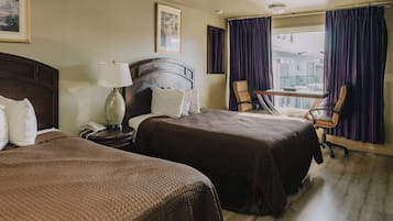 Standaard kamer, 2 queensize bedden | Een bureau, een strijkplank/strijkijzer, gratis babybedden, gratis wifi