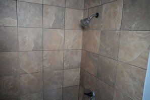 Standard Room | Bathroom | Hair dryer, towels - La Hacienda Motel (Seattle)
