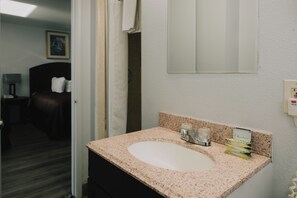 Chambre Standard, 2 grands lits | Salle de bain