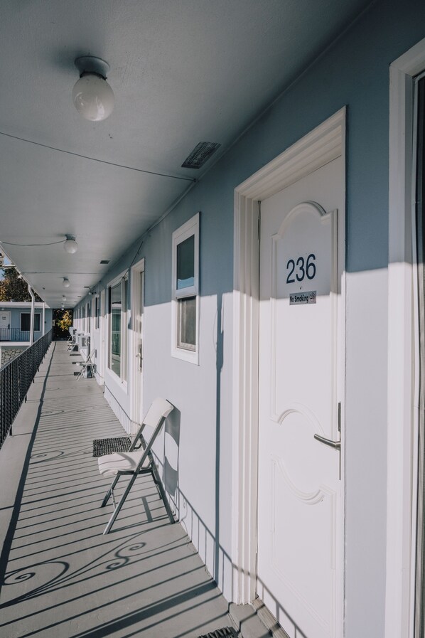 Exterior - La Hacienda Motel (Seattle)