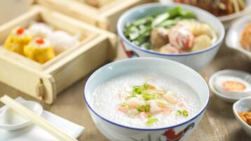 Daily buffet breakfast (CNY 196 per person)