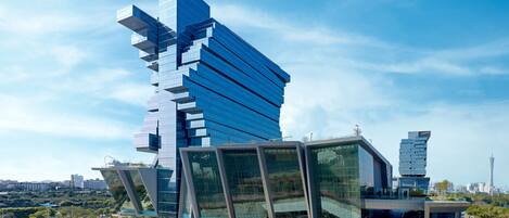Un edificio moderno con un diseño angular distintivo, que cuenta con varios niveles y amplias fachadas de vidrio.