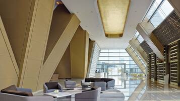 2 bars/lounges