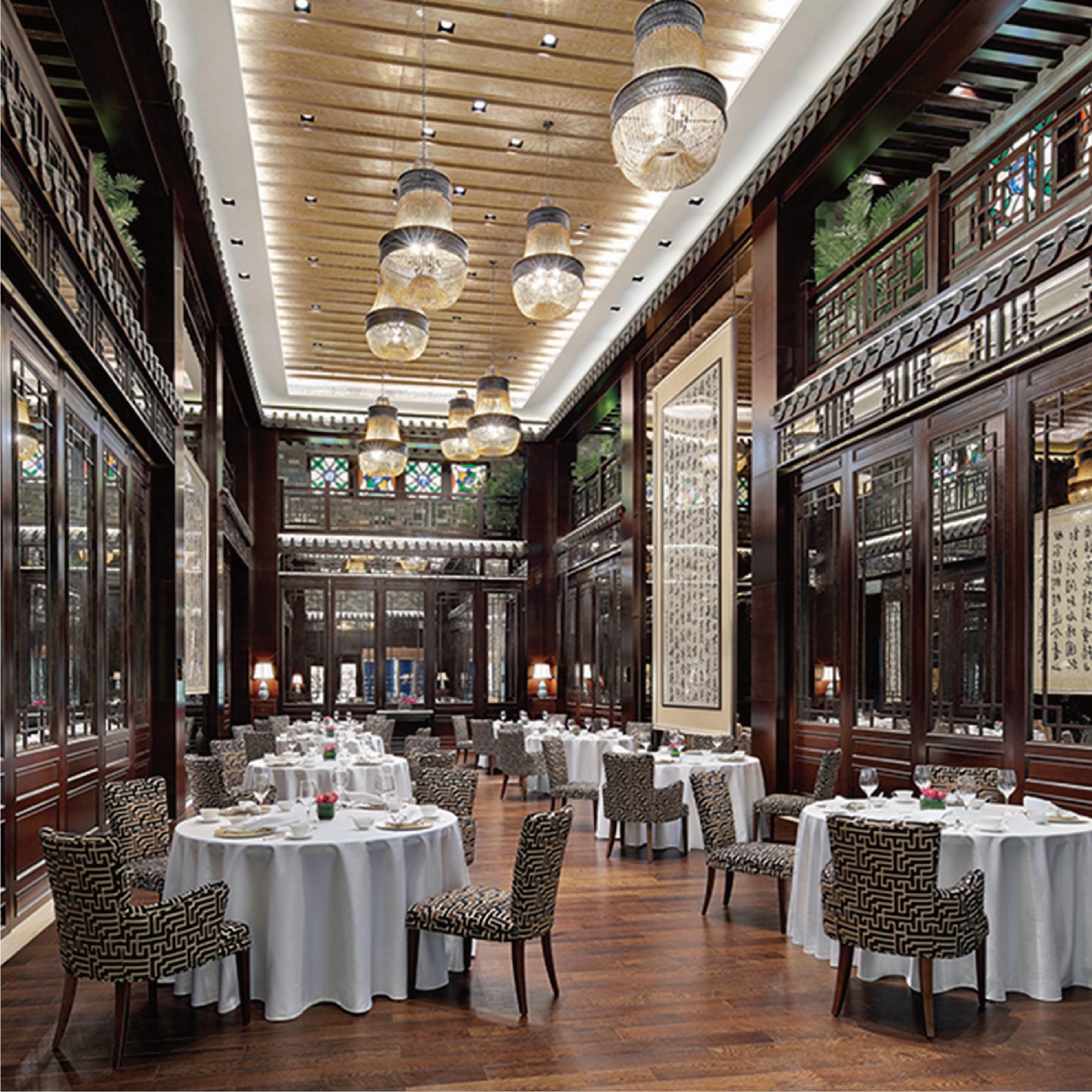 3 restaurantes; se sirve desayuno, almuerzo y cena; cocina internacional