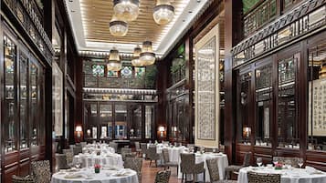 3 restaurantes, se sirven desayunos, comidas y cocina internacional