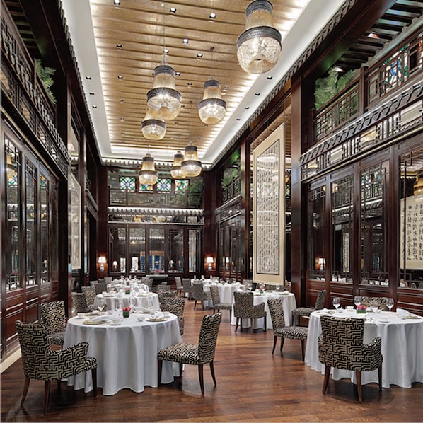 3 restaurants, breakfast, lunch, dinner served; international cuisine