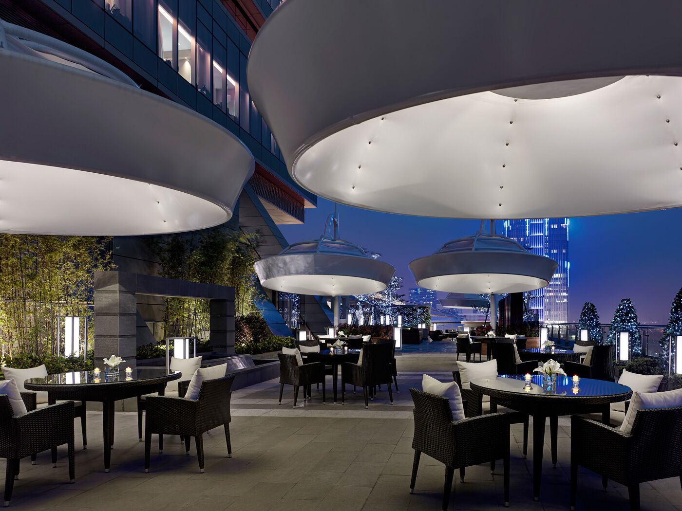 2 bars/lounges