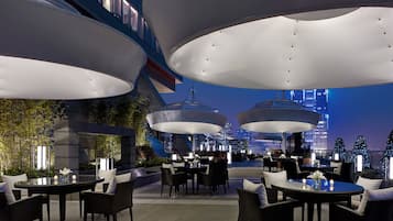 2 bars/lounges