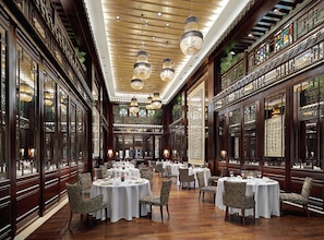 3 间餐厅，供应早餐、午餐和晚餐，国际美食