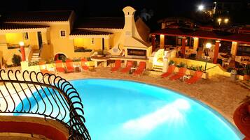 2 outdoor pools, pool umbrellas, pool loungers