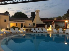 Fachada de la propiedad por la tarde o noche