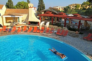 2 piscinas al aire libre, sombrillas, sillones reclinables de piscina