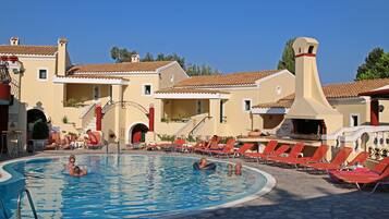 2 piscines extérieures, parasols de plage, chaises longues