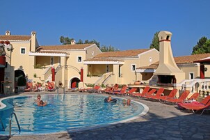 2 piscinas al aire libre, sombrillas, sillones reclinables de piscina