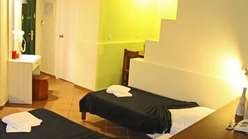 Chambre Triple, vue jardin | 1 chambre, Wi-Fi gratuit, draps fournis