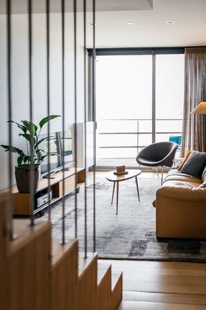 Nishi 2 Bedroom Deluxe Apartment - Eco Friendly No Aircon | Oppholdsrom | En 45-tommers TV med kabel-kanaler samt iPod-dokkingstasjon