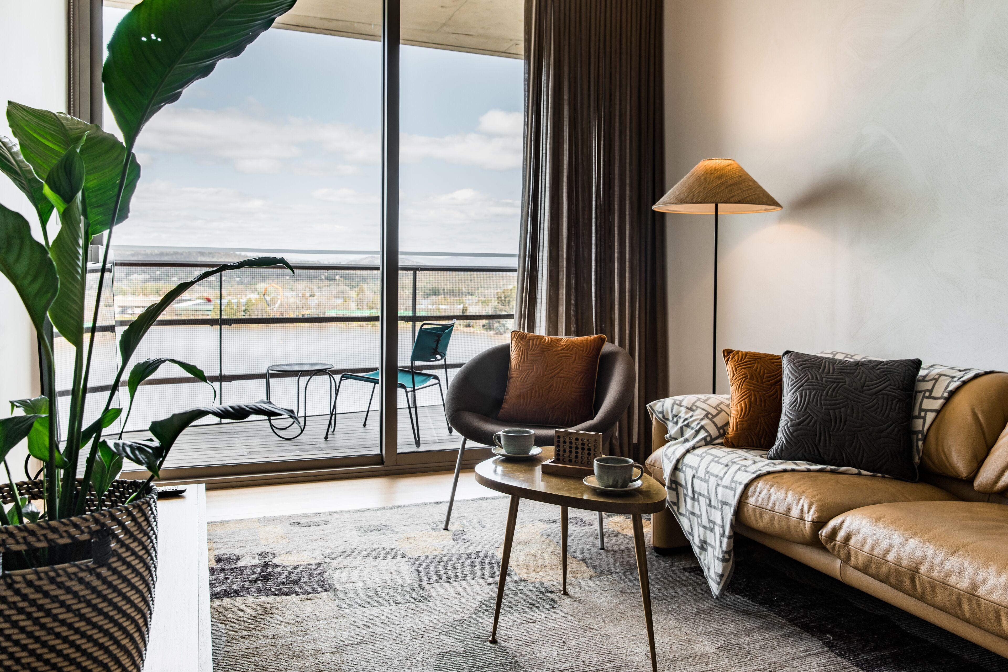 Nishi 2 Bedroom Deluxe Apartment - Eco Friendly No Aircon | Coin séjour | Télévision de 45 pouces avec chaînes par câble, station d'accueil iPod