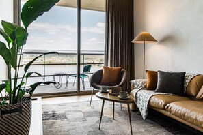 Design appartement | Woonruimte | Een 45-inch televisie met kabelzenders en een iPod-dock