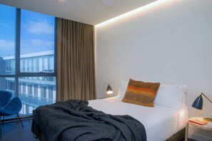 Leilighet – design, 2 soverom | Sengetøy av topp kvalitet, senger med overmadrass og safe på rommet