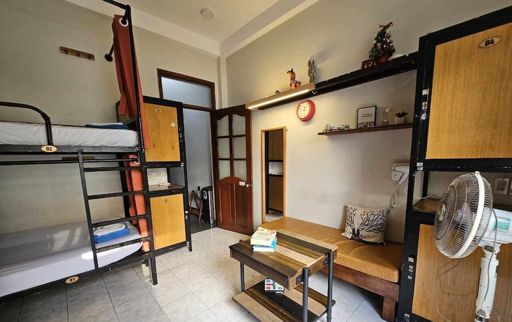 Long Hostel by null