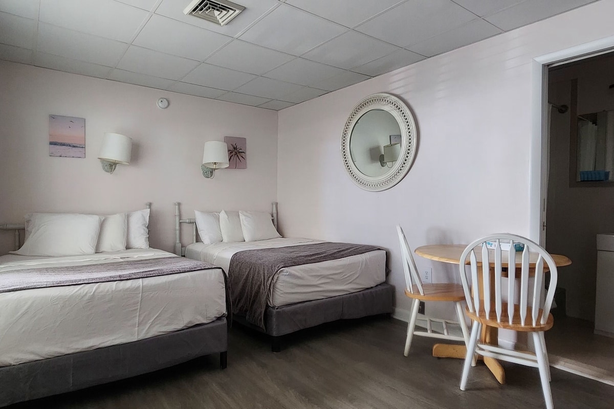 Quarto casal, 2 camas de casal (Parking Area View) | Quartos à prova de som, Wi-Fi de cortesia