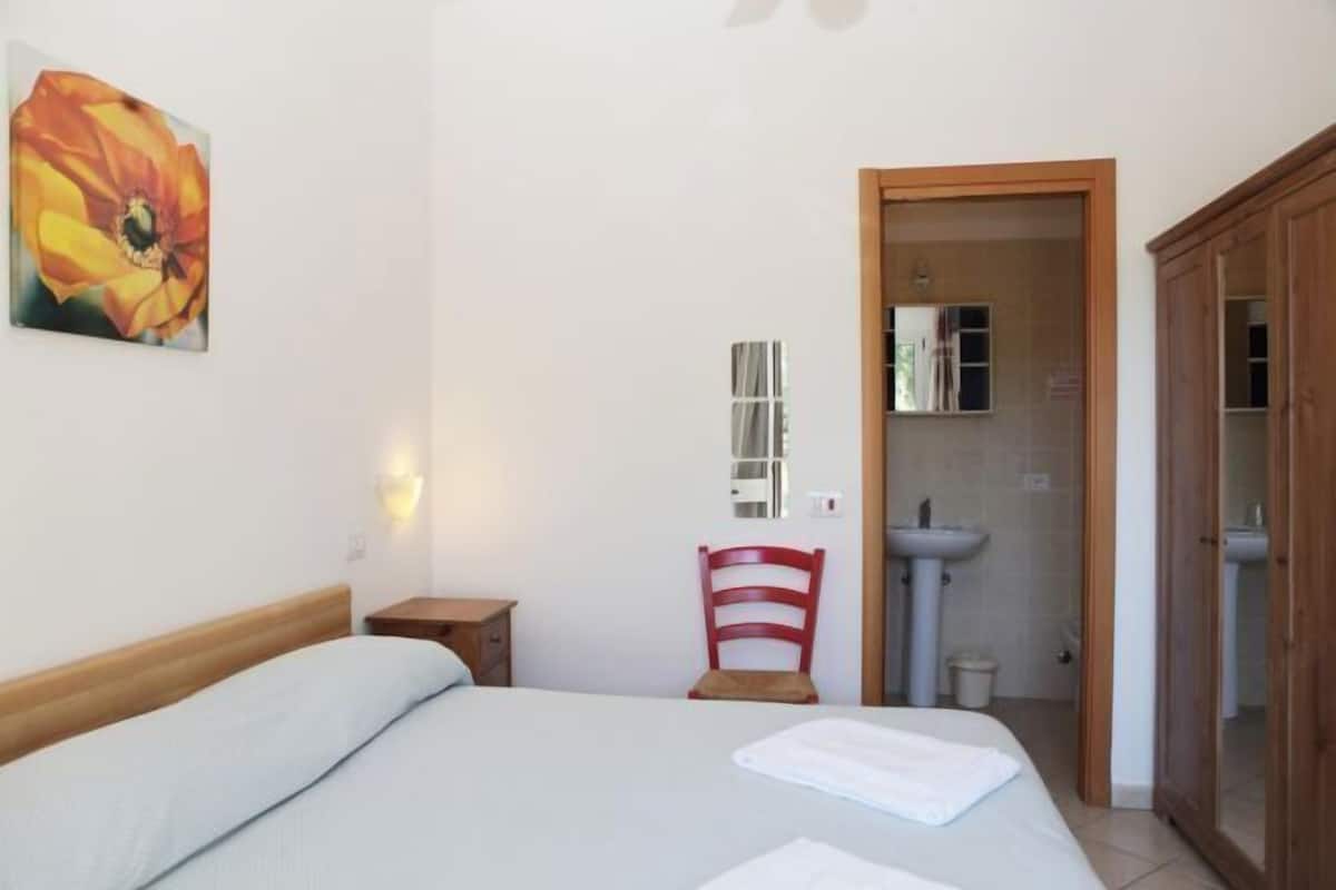 Een minibar, een bureau, beddengoed