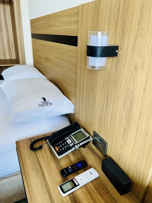 Habitación estándar | Escritorio, tabla de planchar con plancha, wifi gratis