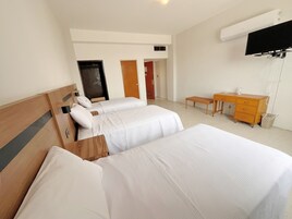 Escritorio, tabla de planchar con plancha y wifi gratis 