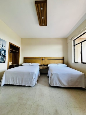 Escritorio, tabla de planchar con plancha y wifi gratis