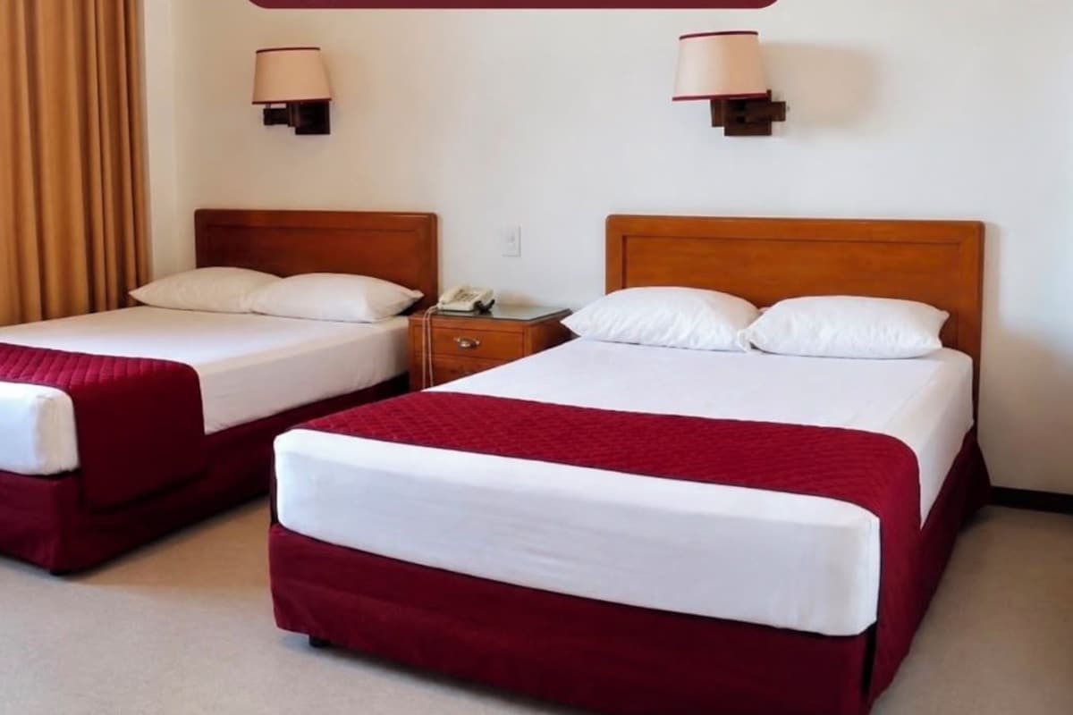Habitación económica doble, 2 camas de matrimonio | Escritorio, tabla de planchar con plancha, wifi gratis y ropa de cama