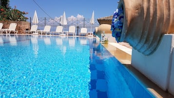 Piscine extérieure (ouverte en saison)