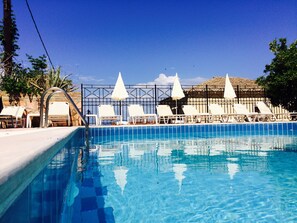 En säsongsöppen utomhuspool