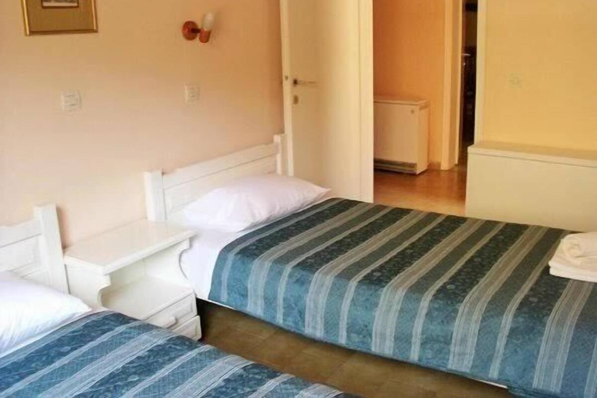 Pillowtop beds, cribs (free), WiFi (free)