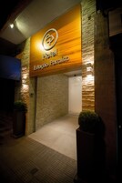 L'ingresso di un hotel con un cartello che recita 'Hotel Estação Paralso'.