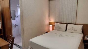 Economy Double Room | 1 bilik tidur, bar mini, peti besi dalam bilik, meja