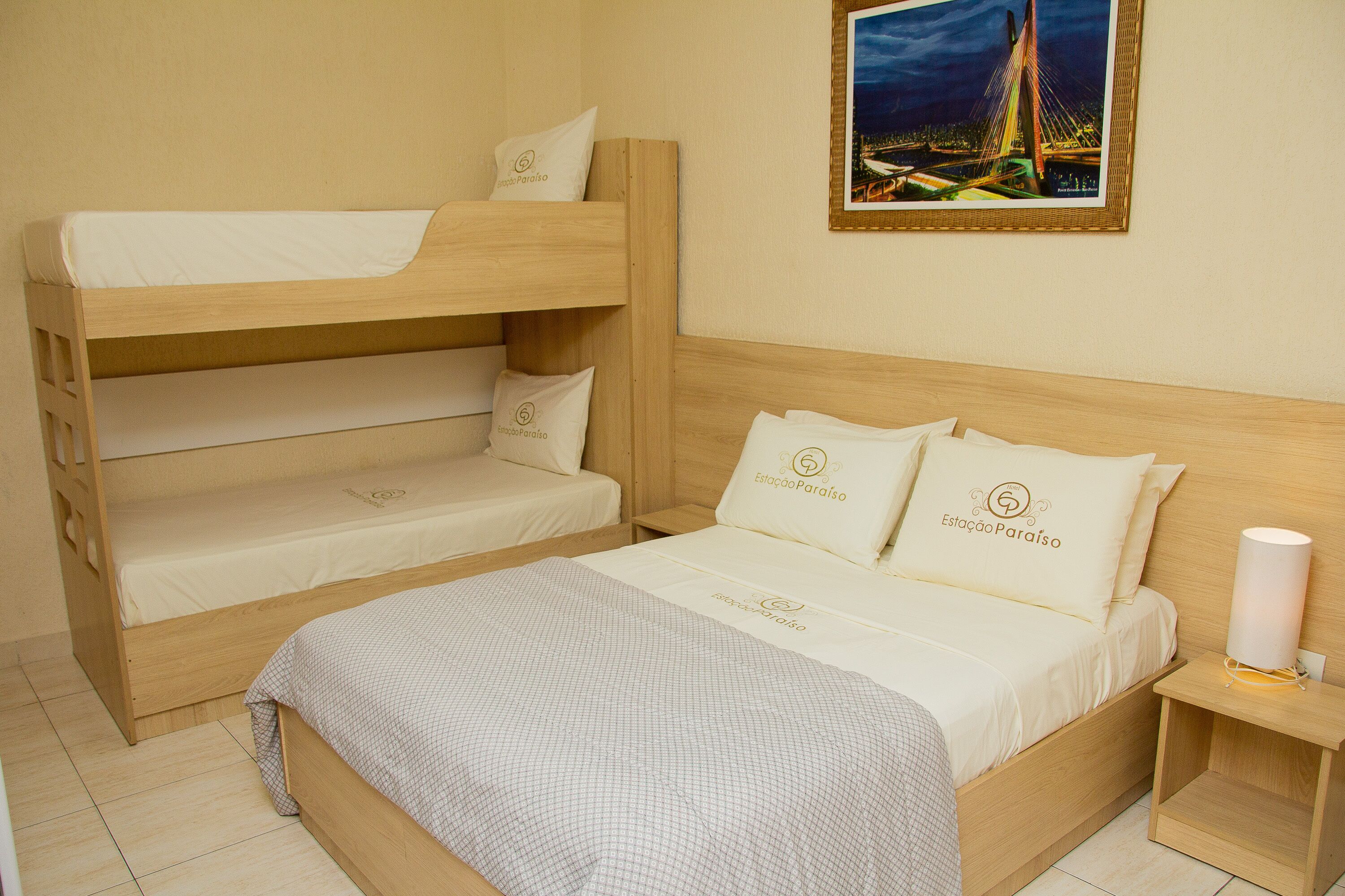 1 kamar tidur, minibar, brankas, dan meja kerja