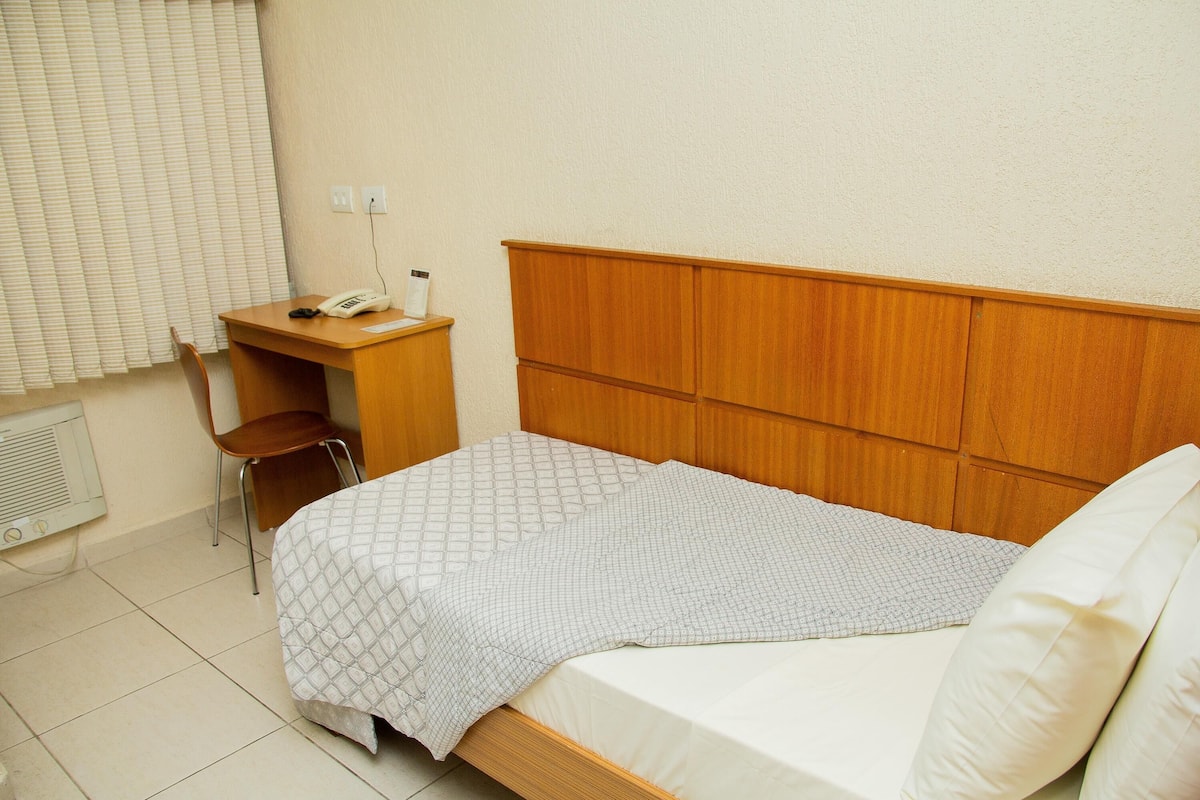 1 bilik tidur, bar mini, peti besi dalam bilik, meja