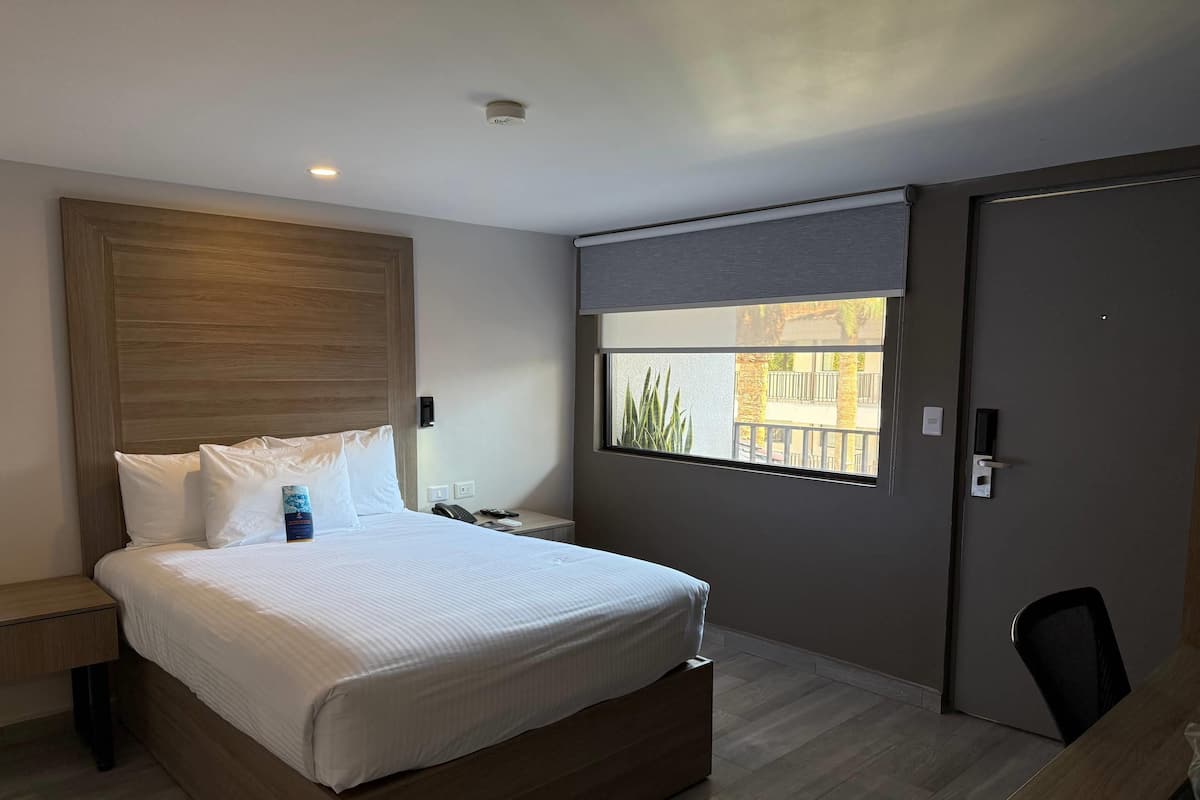 1 habitación, escritorio y espacio para trabajar con laptop