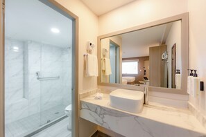 Premium bedding, in-room safe, desk, laptop workspace