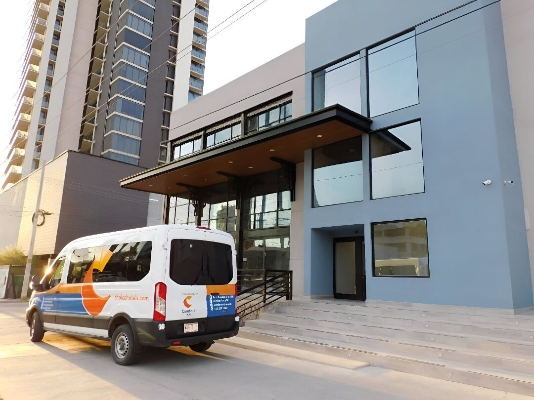 Vista frontal de la propiedad