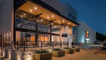 Vista frontal de la propiedad por la tarde o noche