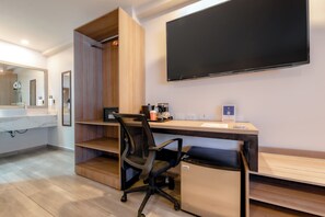 Premium bedding, in-room safe, desk, laptop workspace