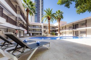 Una piscina al aire libre