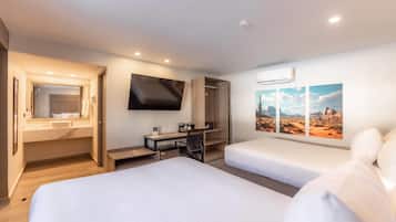 Habitación, 2 camas matrimoniales, para no fumadores | Ropa de cama de alta calidad y caja de seguridad en la habitación
