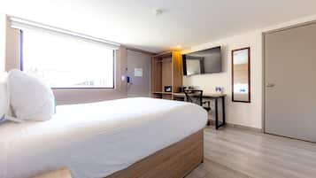 Rom, 1 enkeltseng, ikke-røyk | Sengetøy av topp kvalitet, safe på rommet og skrivebord