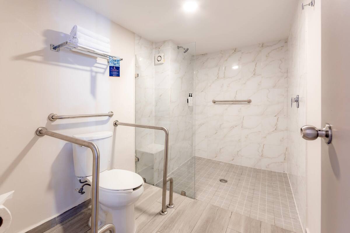 Ropa de cama de alta calidad y caja de seguridad en la habitación 