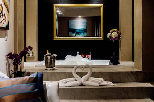 Suite Deluxe | Baño | Regadera, amenidades de baño gratuitas, secadora de cabello, toallas