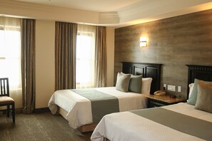 Minibar, in-room safe, desk, iron/ironing board - Hotel Ticuán (Tijuana)