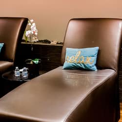 Behandelingskamers voor koppels, een sauna, een stoombad, aromatherapie