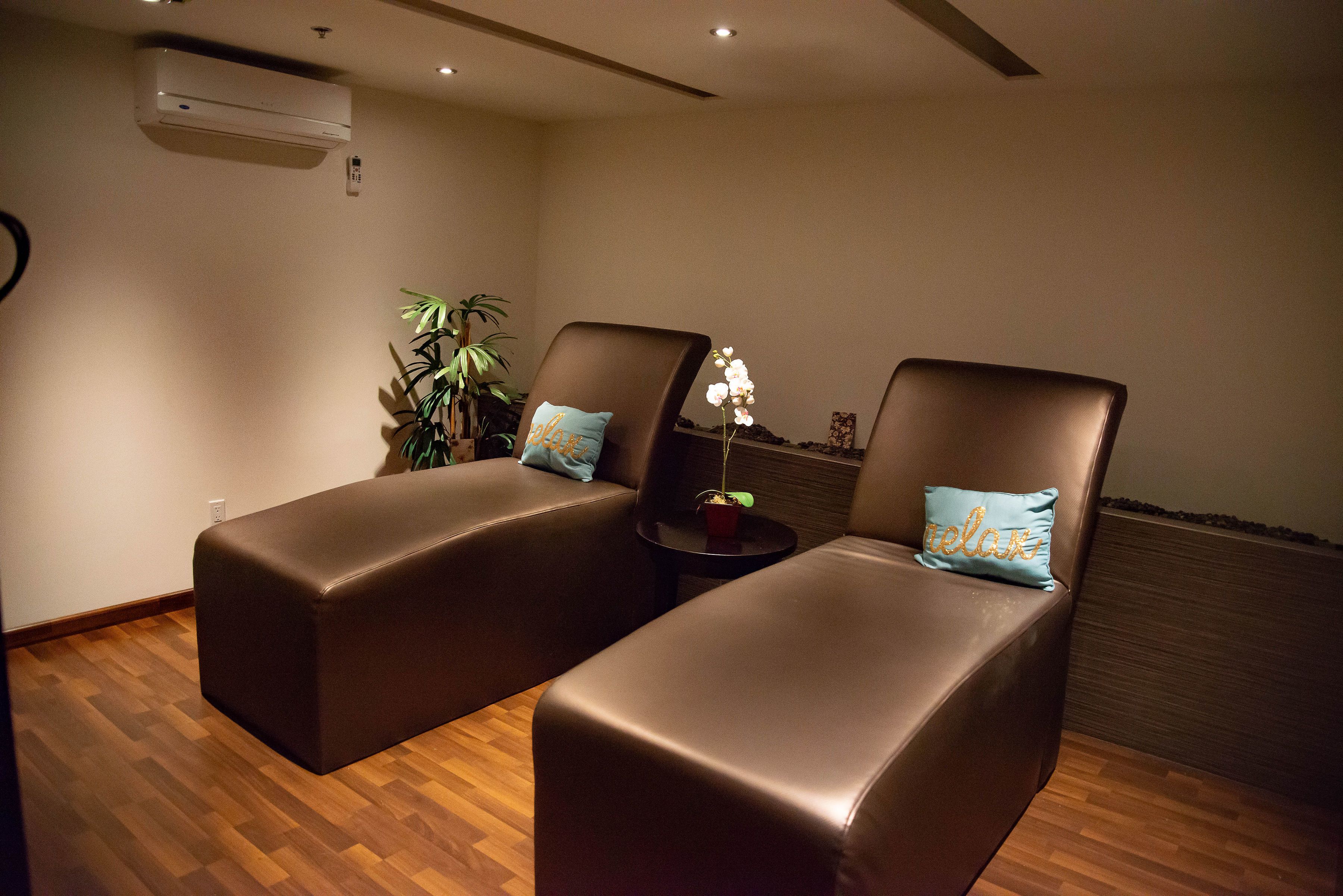 couples treatment room(s), sauna, steam room, aromatherapy